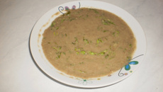 Sopa de lentilha com alface