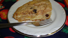 Cuca de banana com passas