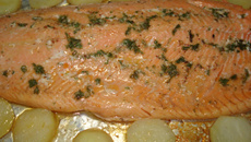 Salmão assado ao molho cítrico e de alcaparras