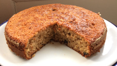 Bolo de banana com aveia, uvas passas e canela