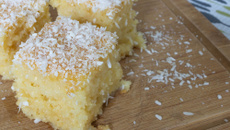 Bolo simples com calda de coco