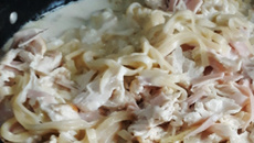 Macarrão ao molho branco com frango