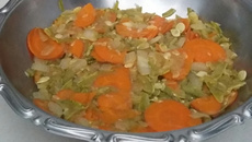 Salada de verão com abobrinha, cenoura e ricota