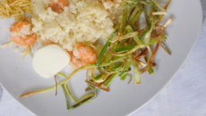 Risoto de camarão com alho poró crocante