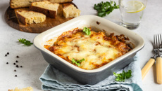 Torta de pão de forma com queijo e presunto