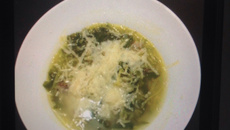 Sopa de abobrinha, couve e grão de bico