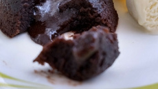 Petit gateau com chocolate em pó