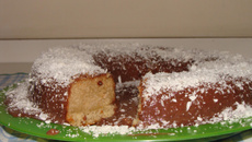 Bolo de baunilha com cobertura de chocolate e coco