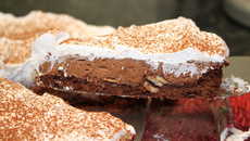 Torta mousse de chocolate com chantilly