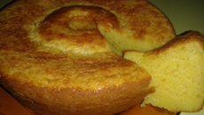 Bolo de fubá com queijo parmesão