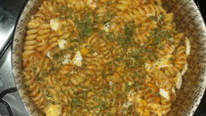 Macarrão de atum com molho de tomate