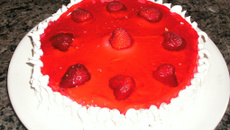 Torta de abacaxi com morangos