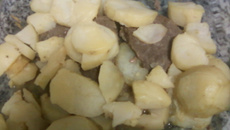 Bife no forno com batata grelhada e queijo