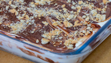 Ovo de páscoa na travessa