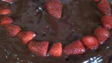 Bolo de chocolate com morango super fácil