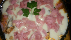 Torta de aipim com frango ao creme de milho