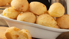 Pão de queijo simples na fritadeira elétrica