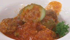 Abobrinha recheada e almôndegas