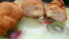 Filé de frango recheado e empanado