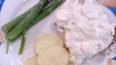 Peixe branco com molho de creme de champignons, batata e aspargos cozidos
