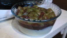 Delicioso chocolate com uvas verdes