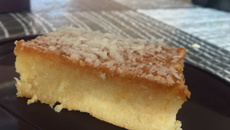 Bolo de leite condensado com cobertura de limão