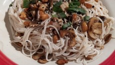 Macarrão de arroz com cogumelos