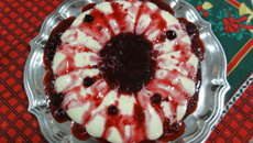 Pudim de geladeira com calda de frutas vermelhas do Kiko