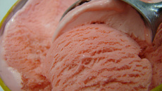 Sorvete de morango caseiro