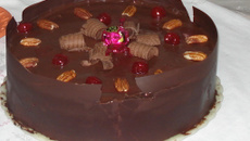 Bolo de chocolate com morangos