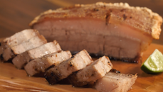 Panceta à pururuca no sal e sem óleo