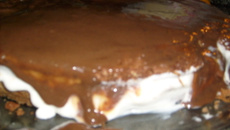 Bolo de chocolate com mousse de limão e cobertura de brigadeiro