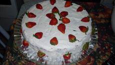 Bolo com creme de morango