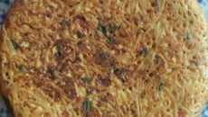 Torta de sardinha com macarrão fácil