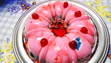 Gelatina colorida com cereja em calda