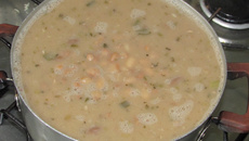 Feijão cozido na panela comum sem pressão