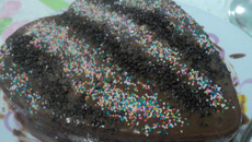 Bolo de chocolate com cobertura de brigadeiro