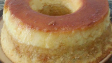 Bolo com pudim de coco