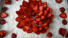 Bolo gelado assado com recheio de morango