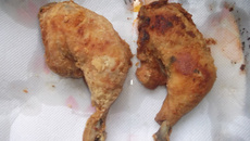 Coxa e sobrecoxa crocantes com arroz branco