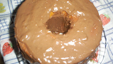 Bolo de cenoura com calda de chocolate