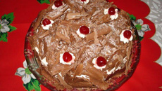 Bolo de brigadeiro e cerejas