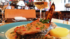 Posta de robalo fresco ao molho de coco servido com arroz de pimenta doce e batata natural