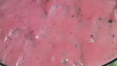 Bolo mousse de morango e chocolate