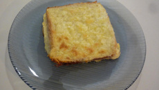 Sanduíche quente ao molho branco