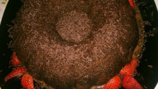 Bolo gelado de chocolate com coco sem farinha de trigo
