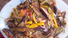 Salada de berinjela de micro-ondas