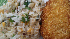 Risoto de tucumã e castanha do Brasil com pirarucu empanado