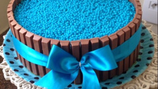 Bolo de aniversário com kit kat