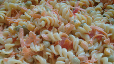 Salada de macarrão com peito de frango e molho de creme de leite